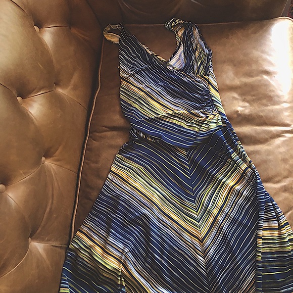 Cross-front BCBG midi stripe dress - Picture 3 of 5